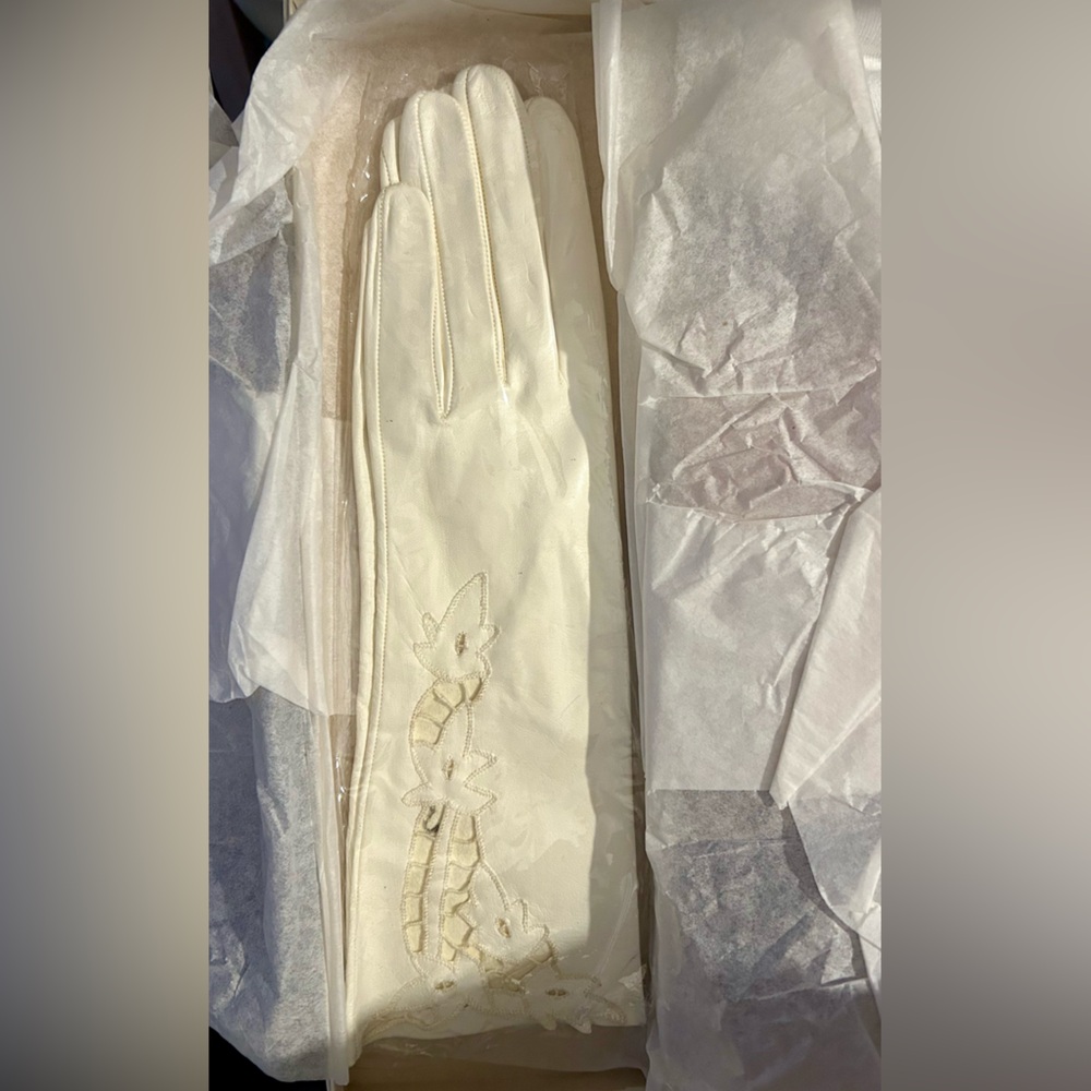 Vintage White Aldo Di Cori Italian Kid Leather Gloves – 12” Floral Embroidery